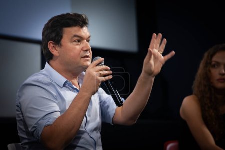 Téléchargez les photos : BELGRADE, SERBIE - 26 OCTOBRE 2023 : Flou sélectif sur Thomas Piketty tenant une conférence à Belgrade, Serbie. Thomas Piketty est un économiste français spécialisé dans les études des inégalités. - en image libre de droit