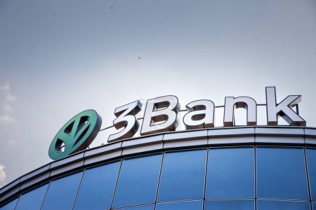 Foto de NOVI SAD, SERBIA - 29 DE ABRIL DE 2022: Logotipo del 3bank Bank en su sede local para Serbia. 3bank, o 3 banka es un banco serbio especializado en microcréditos y microfinanzas. - Imagen libre de derechos