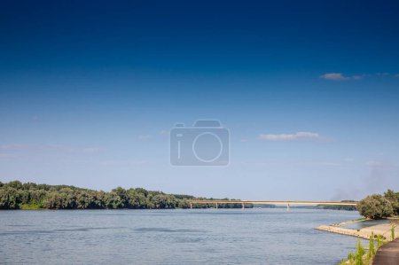 Téléchargez les photos : Panorama du Danube sur le fleuve Serbia Croatia avec le pont ilok backa palanka en arrière-plan, un important passage frontalier entre l'Union européenne et la Serbie. - en image libre de droit