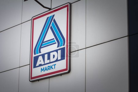 Foto de AACHEN, ALEMANIA - 8 de noviembre de 2022: Logotipo de Aldi Nord en una de sus tiendas para Alemania en Aquisgrán. Aldi Markt es una cadena alemana de supermercados de descuento desarrollada en todo el mundo. - Imagen libre de derechos