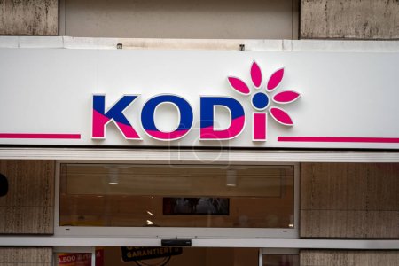 Téléchargez les photos : AACHEN, ALLEMAGNE - 8 NOVEMBRE 2022 : Logo de Kodi Diskont devant leur magasin à Aix-la-Chapelle, Allemagne. Kodi est une chaîne allemande de magasins discount spécialisés dans les produits ménagers. - en image libre de droit