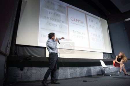 Foto de BELGRADE, SERBIA - 26 de octubre de 2023: Desenfoque selectivo sobre Thomas Piketty hablando antes de una conferencia en Belgrado, Serbia. Thomas Piketty es un economista francés especializado en los estudios de desigualdad. - Imagen libre de derechos