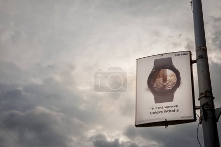 Foto de BELGARDE, SERBIA - 29 DE FEBRERO DE 2023: Logo de Samsung en una valla publicitaria para Smartwatch Galaxy Watch5 en Belgrado. Es una de las últimas creaciones tecnológicas de Samsung. - Imagen libre de derechos