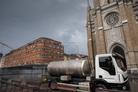 Camión tanque de agua, un camión cisterna, que contiene agua potable, de pie en el centro de Novi Sad, Serbia, a la espera de la entrega de agua a las personas durante una escasez de agua.