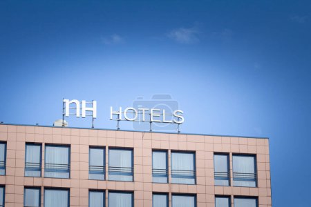 Téléchargez les photos : DORTMUND, ALLEMAGNE - 5 NOVEMBRE 2022 : NH Hotels logo on their local hotel for Dortmund. NH Hotel group est un groupe hôtelier espagnol réparti en Europe offrant une large gamme d'hébergements. - en image libre de droit