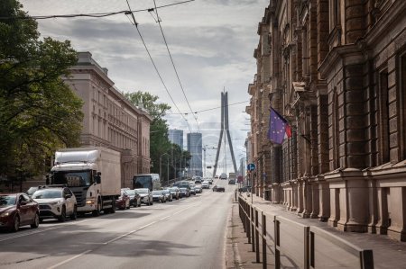 Panorama der Krisjana Valdemara iela Straße in Riga, Lettland, mit der Vansu-Neigebrücke im Hintergrund und einem riesigen Stau und Berufsverkehr. Die Krisjana Valdemara iela ist eine der Hauptstraßen von Riga.