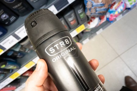 Foto de BELGRADA, SERBIA - 8 DE ENERO DE 2024: Logo de Str8 en una botella de desodorante. Str8 es una marca de perfumes, fragancias y desodorantes perteneciente al grupo Sarantis.. - Imagen libre de derechos