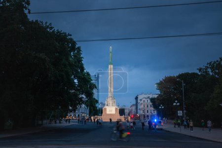Téléchargez les photos : RIGA, LETTONIE - 22 AOÛT 2023 : Monument de la liberté de Riga, ou Brivibas Piemineklis la nuit. Conçu par Karlis Zale en 1935, c'est un point de repère de Riga & latvia dédié à la guerre d'indépendance lettone. - en image libre de droit