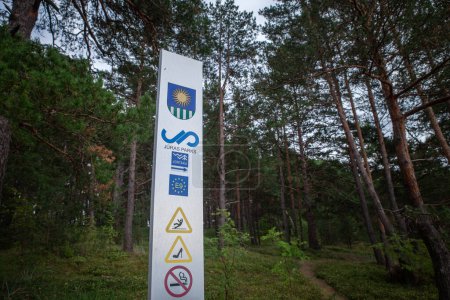 Téléchargez les photos : SAULKRASTI, LETTONIE - 21 AOÛT 2023 : Entrée dans les parcs Juras de Saulkrasti, dans la forêt lettone, avec les règles locales. C'est un parc national au bord de la mer Baltique à Latvia. - en image libre de droit