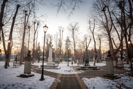 Téléchargez les photos : CREPAJA, SERBIA.- 16 FÉVRIER 2022 : Panorama de Trg Oslobodjenja de Crepaja, un village de Banat, vojvodine, au crépuscule, couvert de neige en hiver. - en image libre de droit