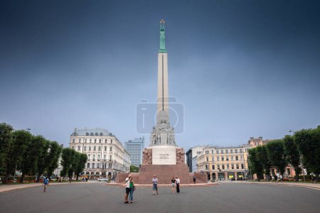 Téléchargez les photos : RIGA, LETTONIE - 12 AOÛT 2023 : Monument de la liberté de Riga, également appelé Brivibas Piemineklis, par un après-midi nuageux. Conçu par Karlis Zale en 1935, c'est un monument dédié à la guerre d'indépendance lettone.. - en image libre de droit