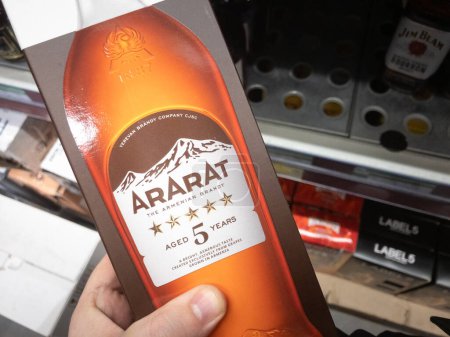 Téléchargez les photos : BELGRADE, SERBIE - 4 FÉVRIER 2024 : Bouteille de cognac Ararat à vendre dans un supermarché de Belgrade, Serbie. Ararat est un producteur de brandy arménien, similaire au Cognac. - en image libre de droit