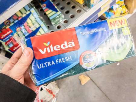 Foto de BELGRADE, SERBIA - 4 DE FEBRERO DE 2024: Logotipo de Vileda en un paquete de esponjas en venta en Belgrado, Serbia. Vileda es una marca alemana especializada en equipos de limpieza para el hogar. - Imagen libre de derechos