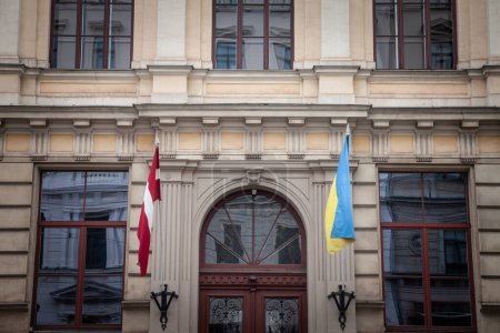 Flaggen der Ukraine und Lettlands beim gemeinsamen Verzicht in Riga, Lettland, um Solidarität der Letten mit den Ukrainern während des Krieges in der Ukraine gegen Russland zu zeigen.