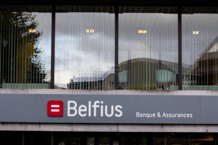 Foto de LIEGE, BÉLGICA - 9 DE NOVIEMBRE DE 2022: Belfius logo en su oficina para Lieja. Belfius es un banco belga minorista repartido por toda Bélgica, anteriormente dexia, ahora propiedad estatal del gobierno belga.. - Imagen libre de derechos