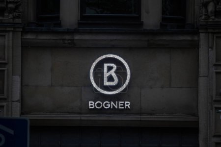 Téléchargez les photos : COLOGNE, ALLEMAGNE - 11 NOVEMBRE 2022 : Logo Bogner sur leur magasin principal de Cologne. Bogner est une marque allemande de mode spécialisée dans les sports d'hiver et les vêtements de sport, par exemple pour le ski. - en image libre de droit
