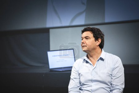 Foto de BELGRADE, SERBIA - 26 de octubre de 2023: Desenfoque selectivo sobre Thomas Piketty posando antes de una conferencia en Belgrado, Serbia. Thomas Piketty es un economista francés especializado en los estudios de desigualdad. - Imagen libre de derechos
