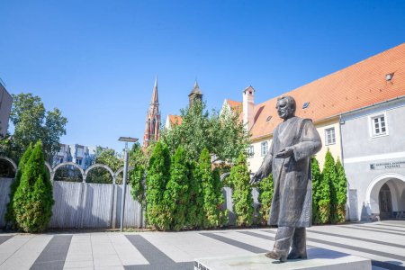 Téléchargez les photos : OSIJEK, CROATIE - 21 SEPTEMBRE 2023 : Statue de Franjo Tudjman au centre-ville d'Osijek. Tudman, ou Franjo Tudjman, fut le premier président croate après l'indépendance de la Croatie en 1991.. - en image libre de droit