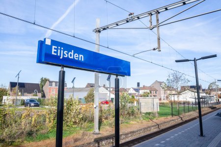 Panneau indiquant la gare d'Eijsden au Limbourg sur une ligne de chemin de fer. Eijsden est une ville néerlandaise, un village du limbourg, à la frontière avec l'Allemagne.