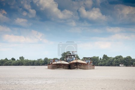 Flou sélectif Navire cargo, barge, pétrolier, croisière sur le Danube en Serbie, en belgrade, transportant de l'essence et des produits chimiques. Le Danube est un moyen de transport important