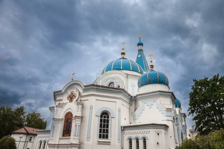 Desenfoque selectivo en la Catedral de San Simeón y Ana, o Sveta Simeona un Svetas Annas pareizticigo baznica iglesia, en Jelvaga, Letonia. Es una iglesia ortodoxa rusa con cúpulas típicas de bulbo.