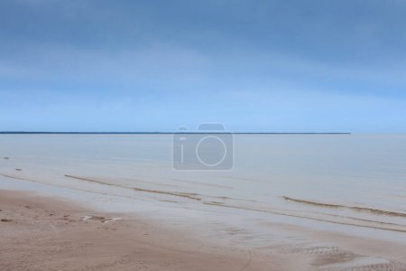Panorama de la playa de Jurmala (Jurmalas Pludmale) en Dubulti, Letonia, en el mar Báltico, durante una tarde nublada lluviosa mal tiempo. Jurmala es uno de los balnearios de Letonia en los estados bálticos.