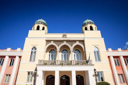 Hauptfassade des Rathauses von Mohacs, Ungarn, Es ist der Chef der Stadtverwaltung von Mohacs im Kreis Baranya und ein Art-Deco-Wahrzeichen.