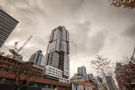 Foto de Sitios de construcción de edificios de apartamentos en Queen Street, en un área del centro de Toronto que está siendo remodelada, en el centro económico de Canadá, Toronto. - Imagen libre de derechos