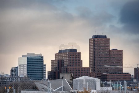 Panorama des gratte-ciel de Gatineau avec le complexe de bâtiments Terrasses de la Chaudière des administrations fédérales canadiennes, patrimoine des transports, environnement et affaires autochtones