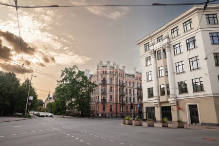 Panorama de la calle elizabetes iela en Riga, latvia, al atardecer en verano, con una columna de coches, tráfico pesado, desplazamientos, en el centro de la ciudad.