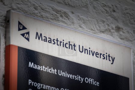 Téléchargez les photos : MAASTRICHT, PAYS-BAS - 10 NOVEMBRE 2022 : Logo de l'université de Maastricht sur un panneau sur leur campus. c'est la principale université publique de Maastricht et un grand centre académique néerlandais. - en image libre de droit