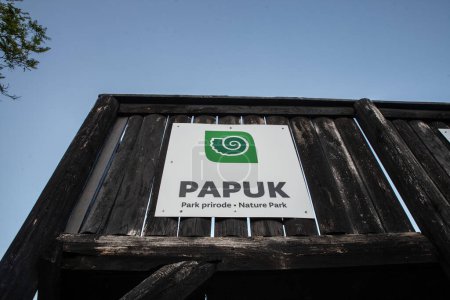 Téléchargez les photos : PAPUK, CROATIE - 14 SEPTEMBRE 2023 : Logo du parc naturel Papuk devant son entrée. Papuk Park Prirode est un parc national croate dans la région de la slavonie, connu pour ses montagnes. - en image libre de droit