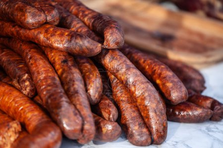 Selektive Unschärfen auf geräucherten Wurstwaren, Kobasica, die auf einem serbischen Markt verkauft werden. Es ist ein Symbol der serbischen Küche und Landwirtschaft.