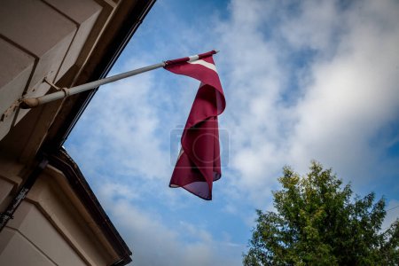 Selektive Unschärfen auf einer lettischen Flagge am Himmel in Riga. Die Flagge Lettlands, oder Latvijas karogs, ist das nationale Symbol der Republik Lettland.