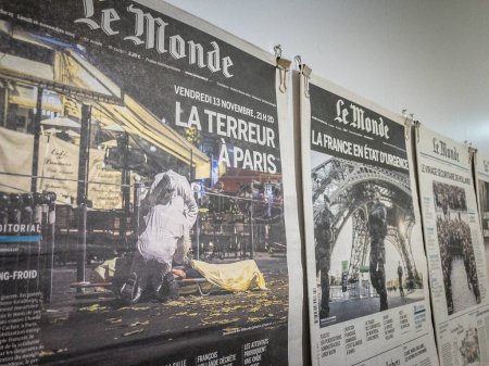 Téléchargez les photos : PARIS, FRANCE - 1er FÉVRIER 2024 : Une du journal Le Monde sur les attentats terroristes de novembre 2015 à Bataclan et Saint Denis par Daech / ISIS. - en image libre de droit