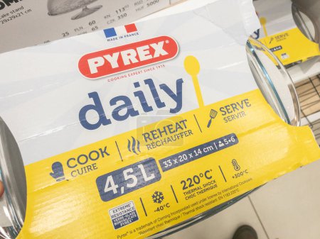 Foto de BELGRADO, SERBIA - 2 DE FEBRERO DE 2024: Logotipo de Pyrex en un plato de cocina a la venta en un supermercado de Belgrado. Pyrex es una marca francesa de utensilios de cocina conocidos por ser resistentes al calor. - Imagen libre de derechos