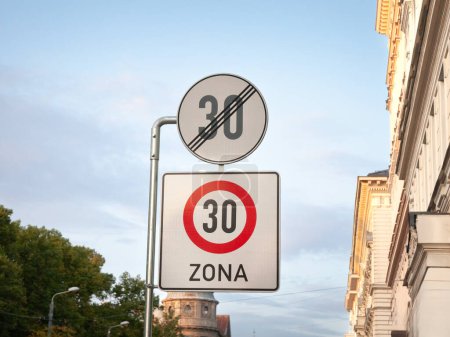 Flou sélectif sur un panneau de limitation de vitesse urbain pris à Riga, Lettonie, indiquant que les conducteurs entrent dans une zone de 30 km / h, un endroit où la limite de vitesse ne peut pas dépasser 30 kilomètres à l'heure.