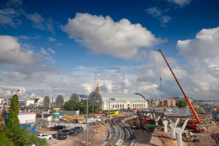 Foto de RIGA, Letonia - 19 de agosto de 2023: Construcción del ferrocarril Báltico frente a Centraltirgus, mercado central de Riga. Rail Baltica es un proyecto ferroviario para conectar los países bálticos por ferrocarril de alta velocidad para 2030. - Imagen libre de derechos