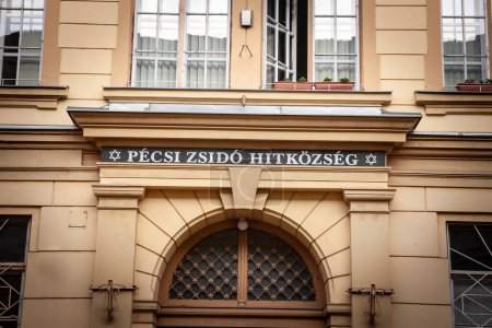 Téléchargez les photos : PECS, HONGRIE - 13 SEPTEMBRE 2023 : Entrée au Pecsi Zsido Hitkozseg, ou communauté juive de pecs, un centre communautaire pour les juifs de Pecs, en Hongrie. - en image libre de droit