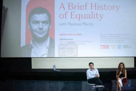 Foto de BELGRADE, SERBIA - 26 de octubre de 2023: Desenfoque selectivo sobre Thomas Piketty posando en Belgrado. Thomas Piketty es un economista francés especializado en estudios de desigualdad. - Imagen libre de derechos