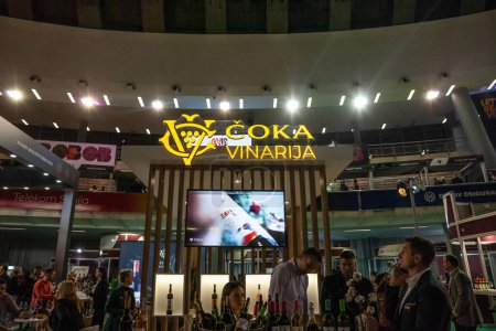 Téléchargez les photos : BELGRADE, SERBIE - 23 OCTOBRE 2023 : Logo de Vinarija Coka sur leur magasin à Belgrade. Coka Winery est un vigneron serbe et revendeur de vins serbes. - en image libre de droit