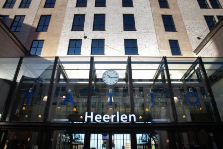 Téléchargez les photos : HEERLEN, PAYS-BAS - 10 NOVEMBRE 2022 : Entrée principale de la gare de Heerlen, ou treinstation de Heerlen, l'un des principaux centres de transport de la province néerlandaise du Limbourg. - en image libre de droit