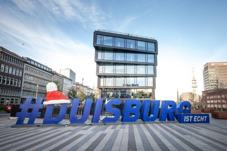 Foto de DUISBURG, ALEMANIA - 11 de noviembre de 2022: Firma con el lema turístico de Duisburg, "Duisburg ist echt" en el centro de la ciudad. es un importante destino turístico de Northrhine Westfalia. - Imagen libre de derechos