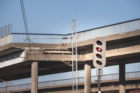 Foto de Desenfoque selectivo en un semáforo ferroviario, con luz roja, frente a un cruce ferroviario en belgrado, serbia, crucial para la regulación del tráfico y la infraestructura ferroviaria. - Imagen libre de derechos