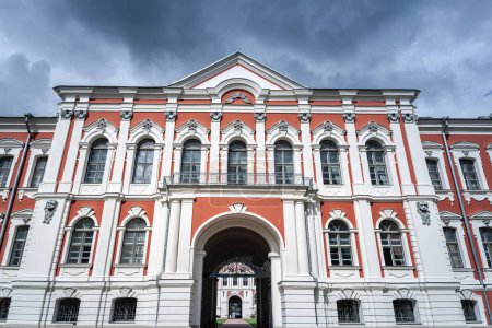 Hauptfassade des Palastes Jelgava, auch Mittau oder Jelgavas Pils genannt, ein bedeutendes Barockschloss, das in eine Landwirtschaftsuniversität in Jelgava, Lettland, umgewandelt wurde.