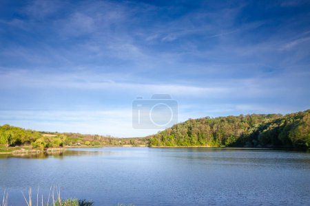 Panorama de Sotsko Jezero, o lago Sot, en Fruska Gora, en Serbia, Europa, en verano, por la tarde. es un hito natural importante de Vojvodina.