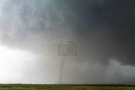 Foto de Un tornado robusto bate tierras agrícolas abiertas cerca de la ciudad de Yuma, Colorado. - Imagen libre de derechos