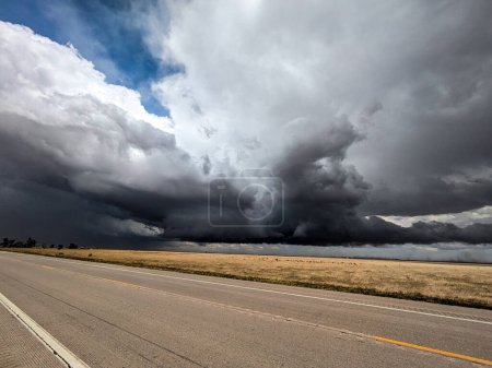 Región mesociclónica de un tornado que produce supercélula en el sudeste rural de Colorado.