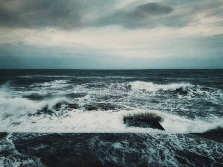 Foto de Tormenta en el mar, olas y espuma en el fondo de las nubes. Ilustración - Imagen libre de derechos