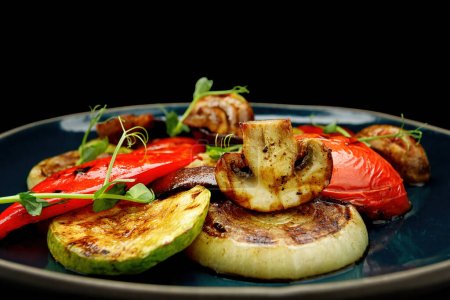Foto de Verduras al horno, tomates, berenjenas, calabacín, pimiento dulce y champiñones - Imagen libre de derechos